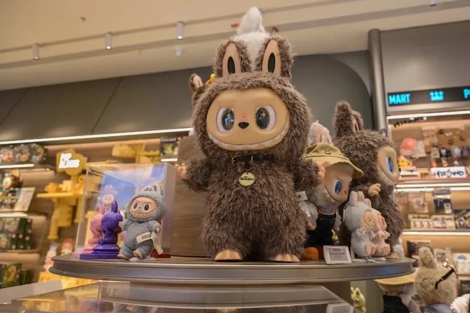 泡玛特想做Z世代的硬通货开元棋牌当潮玩遇见卡牌泡(图3)